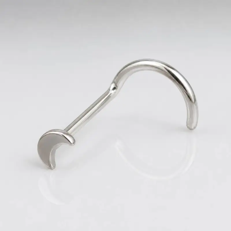 تصویر محصول پیرسینگ بینی نقره‌ای طرح ماه روی پس‌زمینه مینیمال