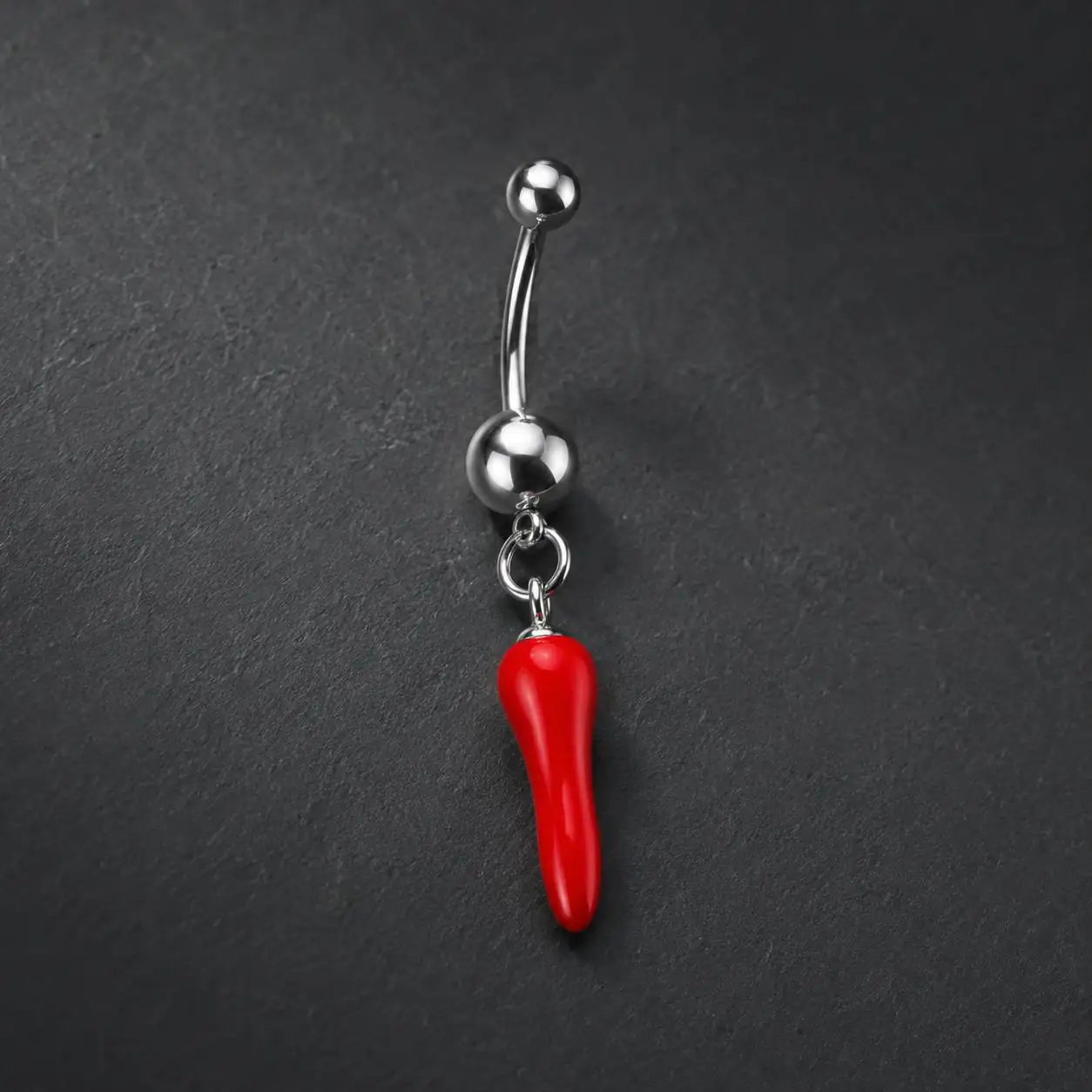 silver-navel-piercing-red-charm پیرسینگ ناف میله منحنی نقرهای با گوی فلزی و آویز قرمز