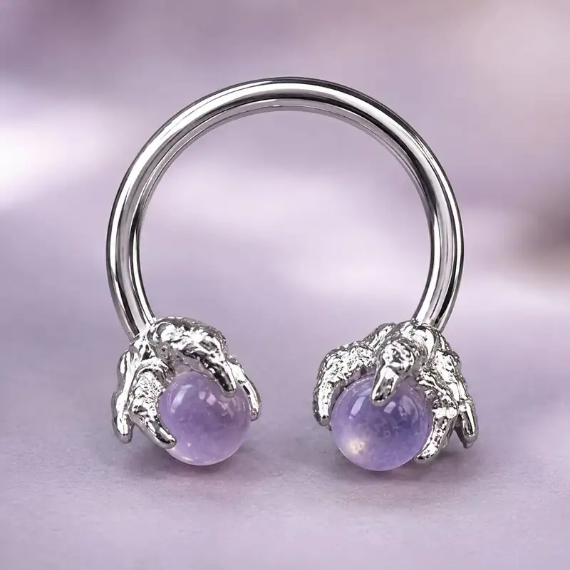 پیرسینگ Horseshoe نقره‌ای با سنگ بنفش یاسی و طراحی پنجه‌ای خاص برای استایل فانتزی