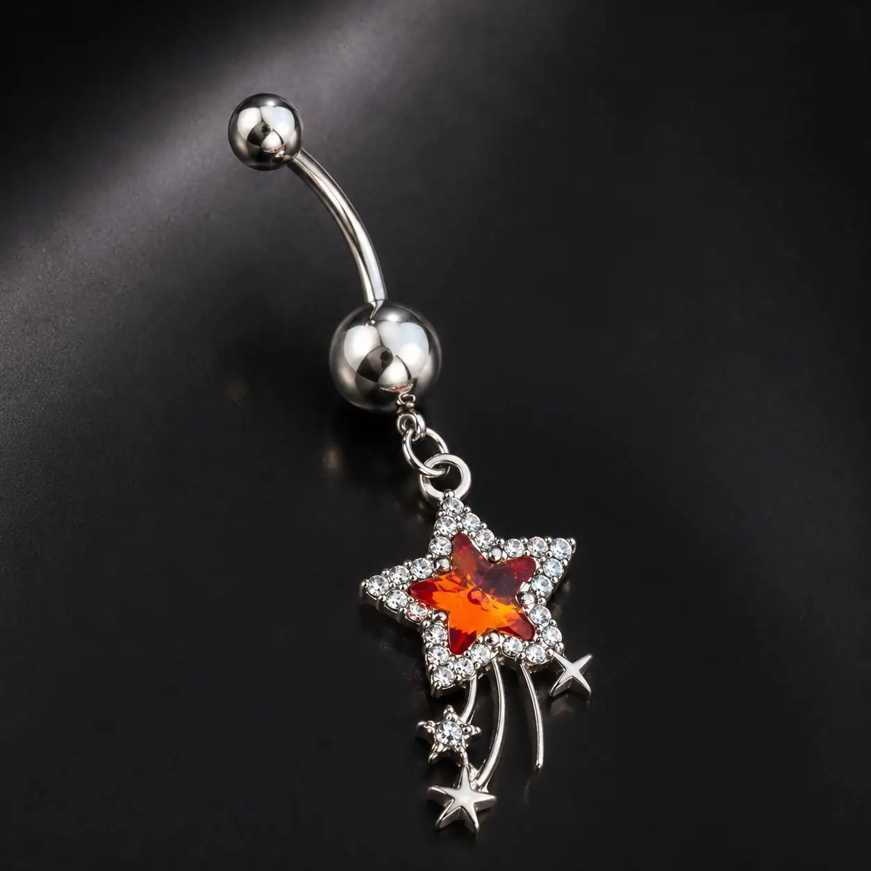 silver-star-dangle-belly-button-ring-dark پیرسینگ ناف نقرهای نگیندار با آویز ستاره روی پسزمینه مشکی