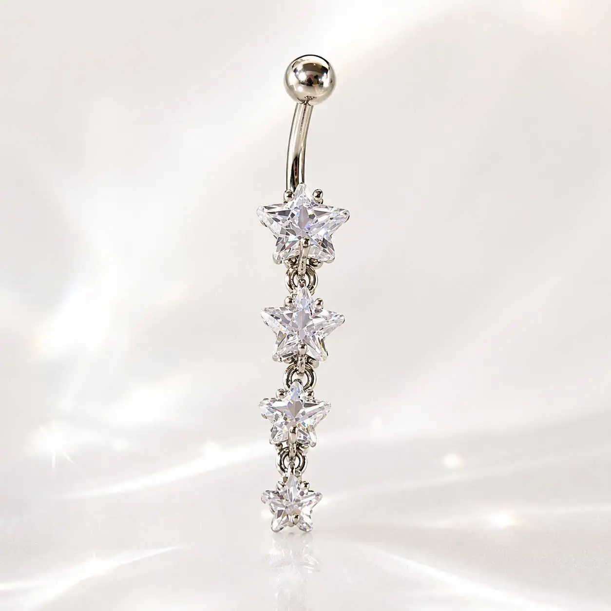 silver-star-dangle-navel-piercing-front نمای نزدیک جزئیات پیرسینگ ناف آویز چهار ستاره کریستالی