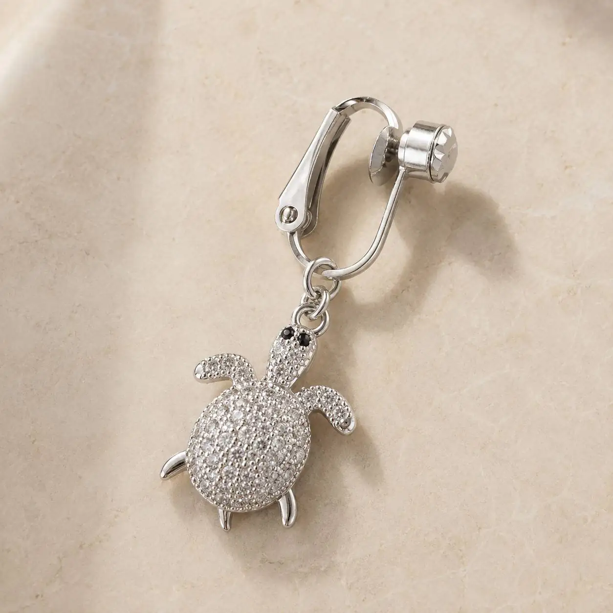silver-turtle-fake-navel-piercing-front-view پیرسینگ فیک ناف نقرهای با آویز لاکپشت نگیندار از نمای روبهرو