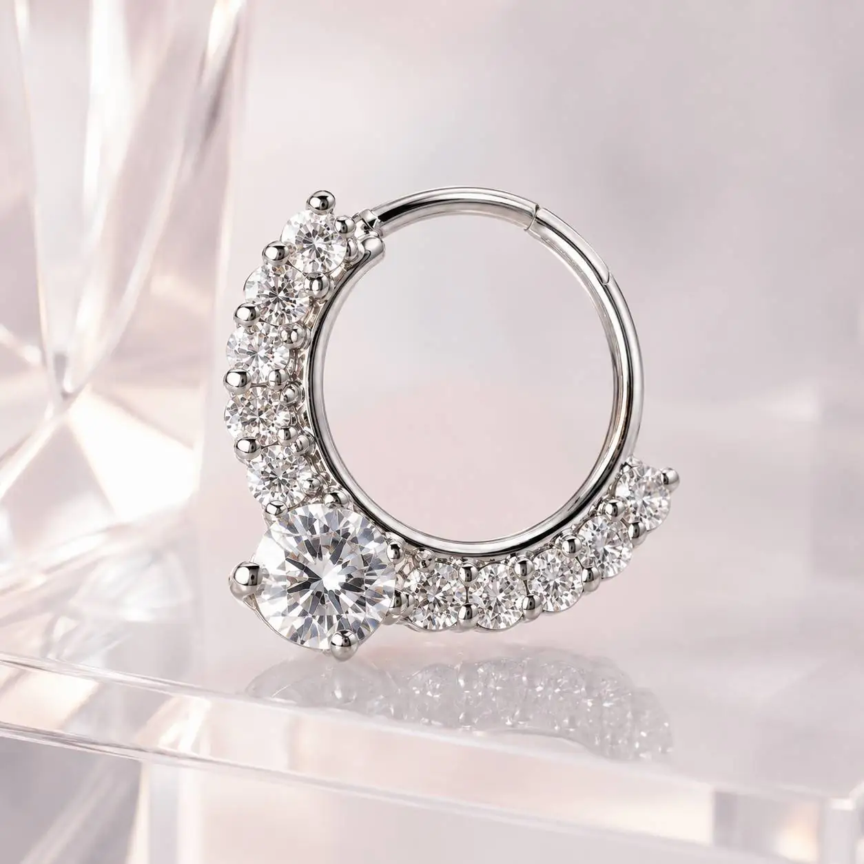 sparkling-silver-septum-clicker-product-shot عکس محصول پیرسینگ سپتوم نگیندار نقرهای با حلقه ظریف و ردیف نگینهای شفاف
