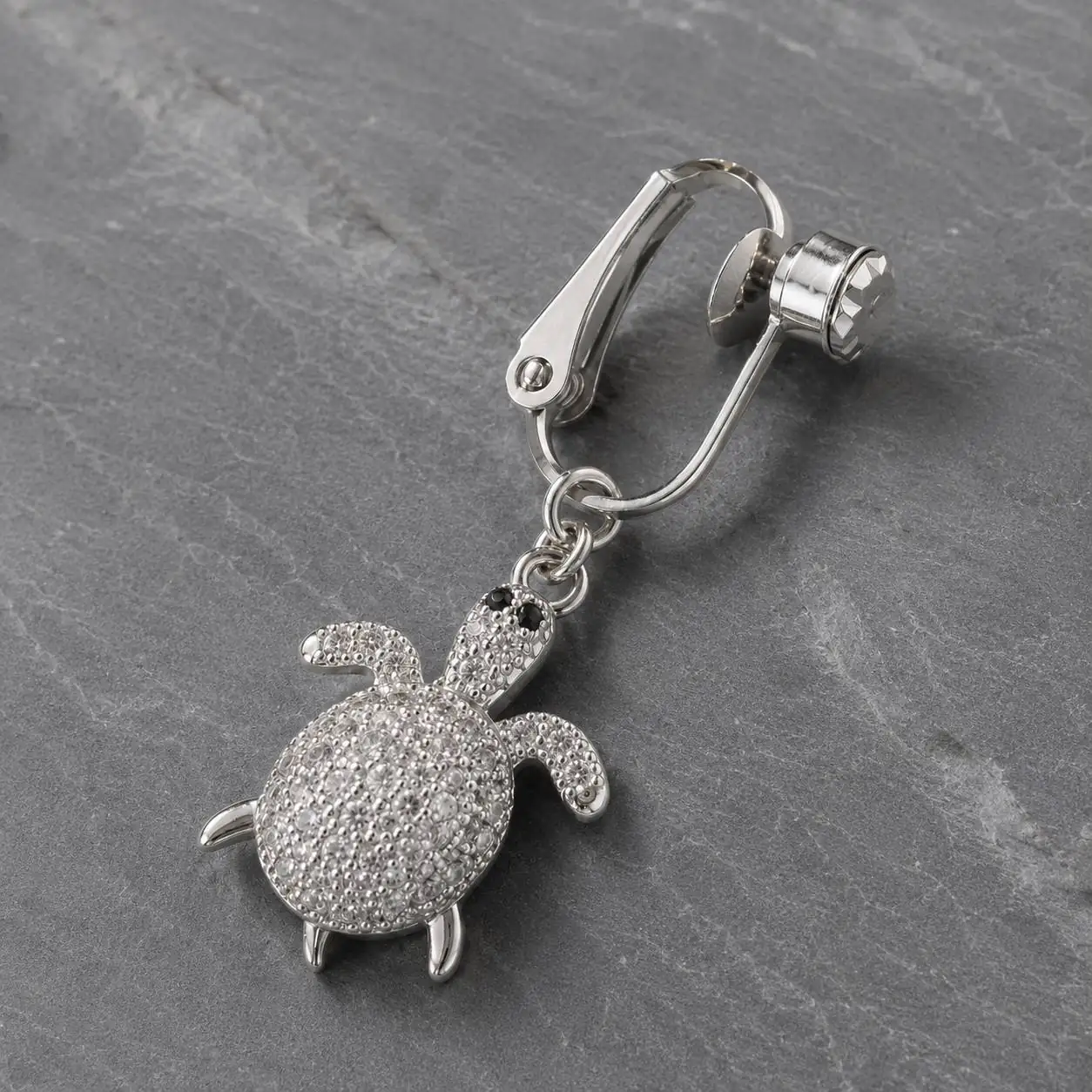turtle-rhinestone-clip-on-belly-piercing-side-view نمای جانبی پیرسینگ ناف بدون سوراخ با گیره فلزی و آویز لاکپشت