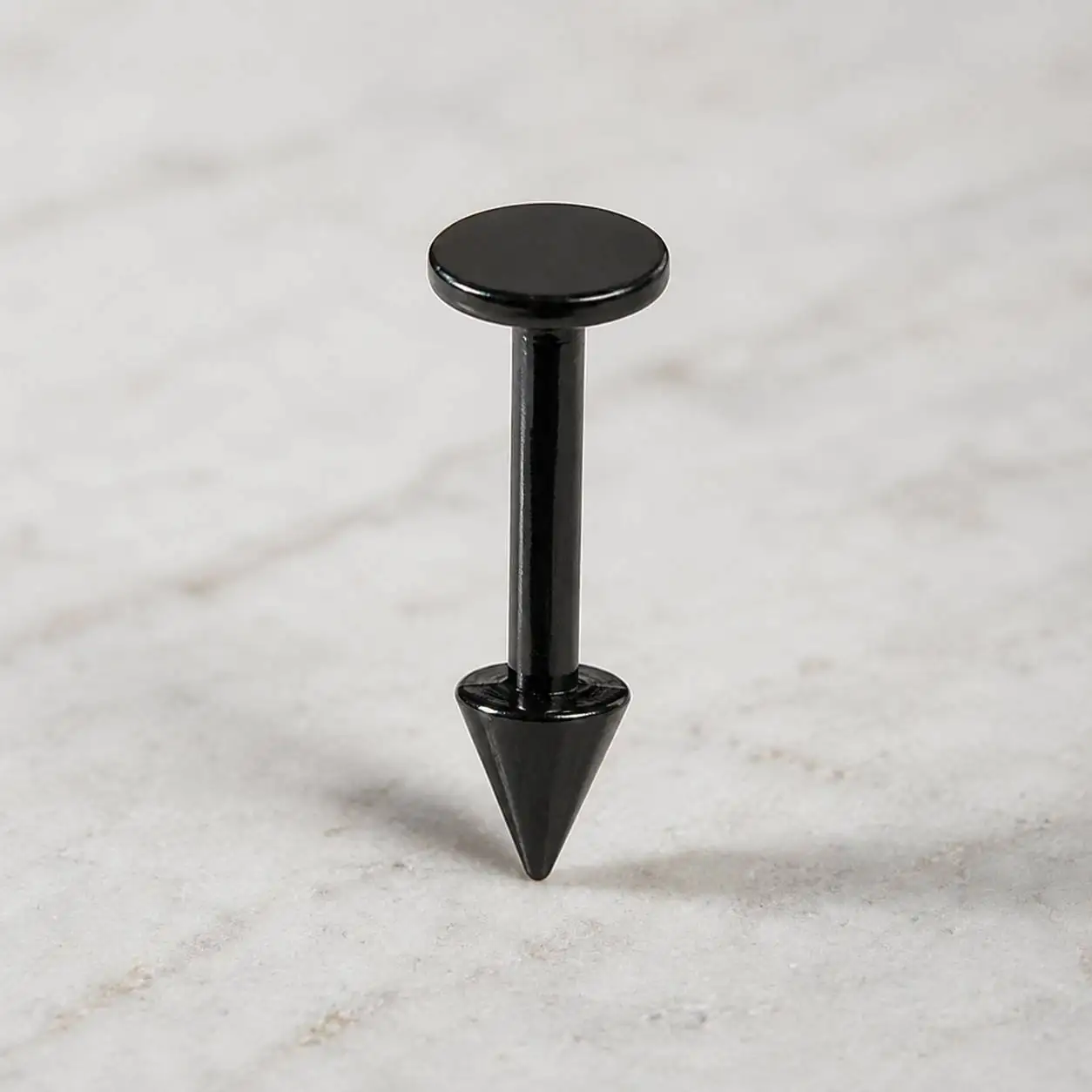 black-spike-lip-piercing-front-view پیرسینگ لب مشکی صفحه تخت با طراحی مینیمال و انتهای اسپایک