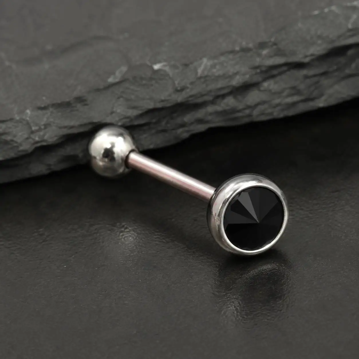 black-stone-barbell-piercing-detail نمای جزئیات پیرسینگ میله صاف نقرهای با نگین مشکی گرد