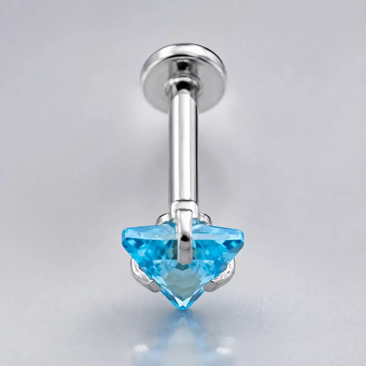 blue-crystal-labret-piercing-product-view پیرسینگ لابرت لب با نگین آبی هندسی و بدنه فلزی براق