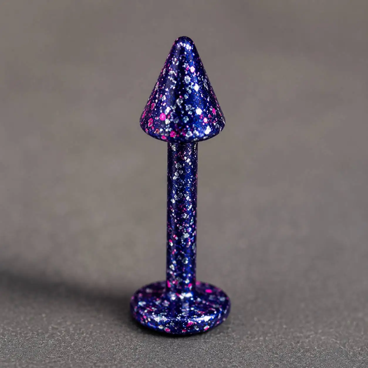 galaxy-glitter-cone-labret-piercing-front پیرسینگ لب لابرت مخروطی اکلیلی سرمهای با ذرات صورتی و نقرهای