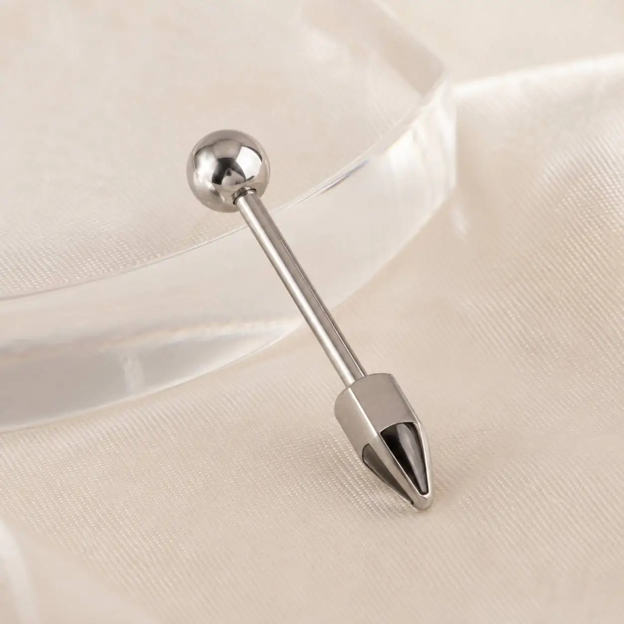 geometric-tip-tongue-cheek-piercing نمای نزدیک پیرسینگ مناسب زبان و چال لپ با گوی فلزی و سر زاویهدار