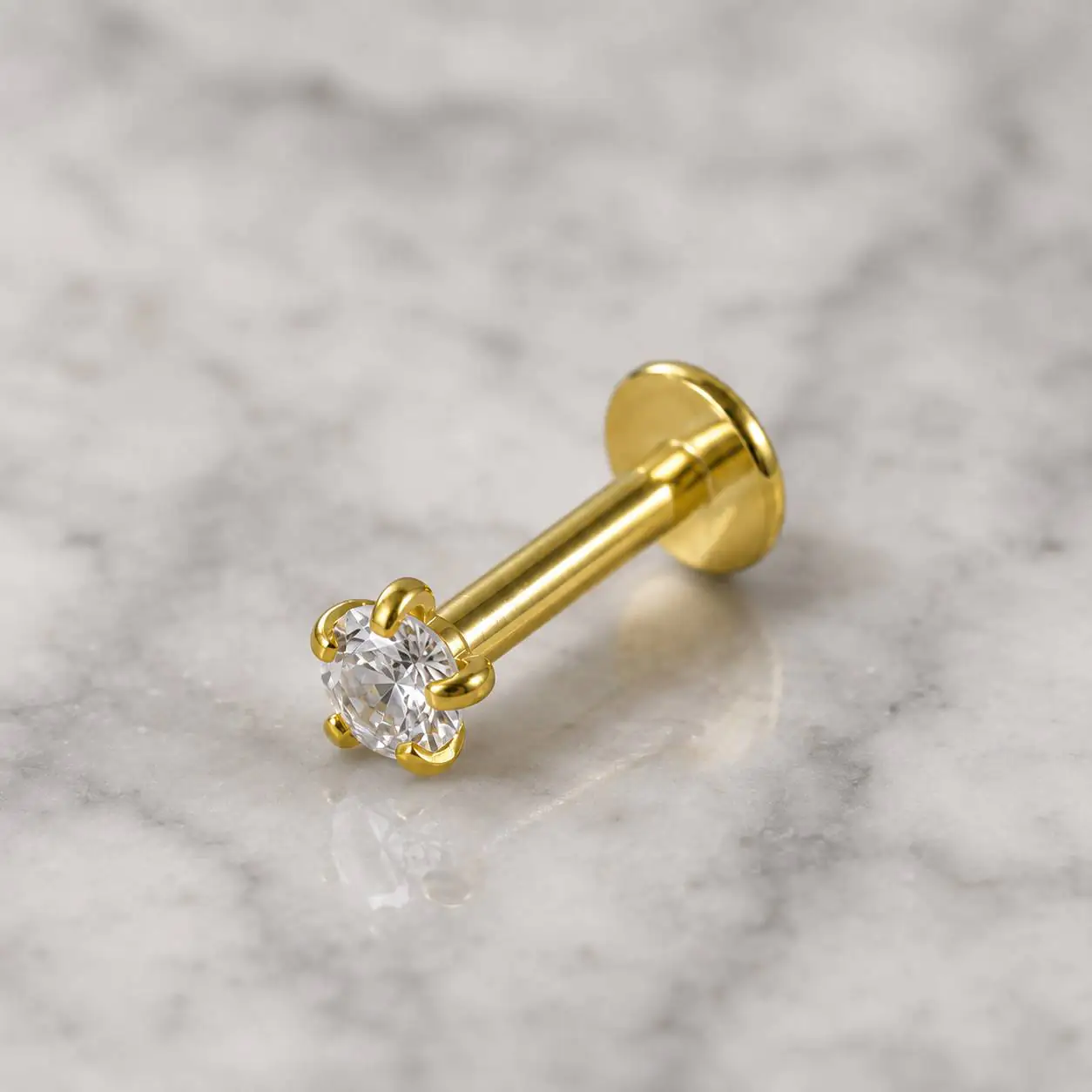 gold-clear-stone-labret-side-view نمای جانبی پیرسینگ لب طلایی پشت تخت با نگین شفاف گرد
