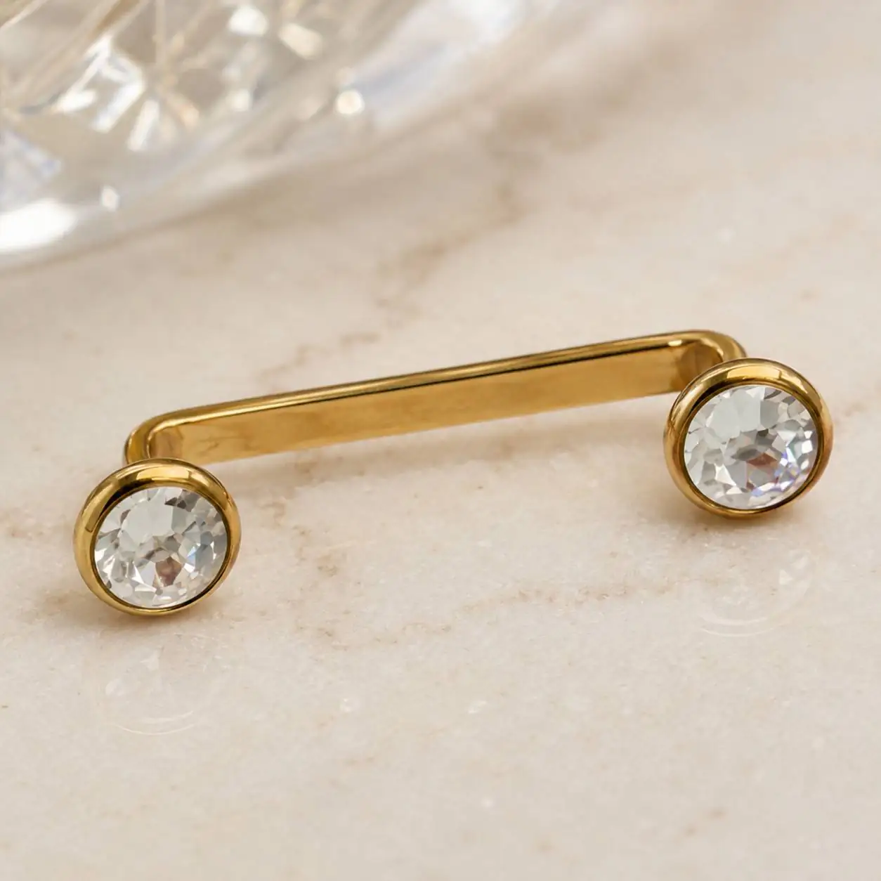 gold-double-gem-surface-piercing پیرسینگ سارفیس ترقوه طلایی با دو نگین شفاف گرد