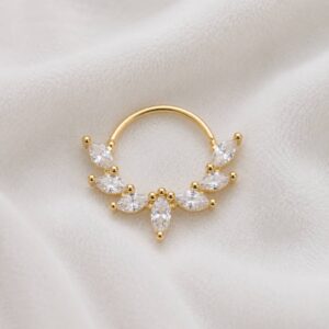 پیرسینگ سپتوم طلایی طرح گل با نگین‌های شفاف از نمای نزدیک