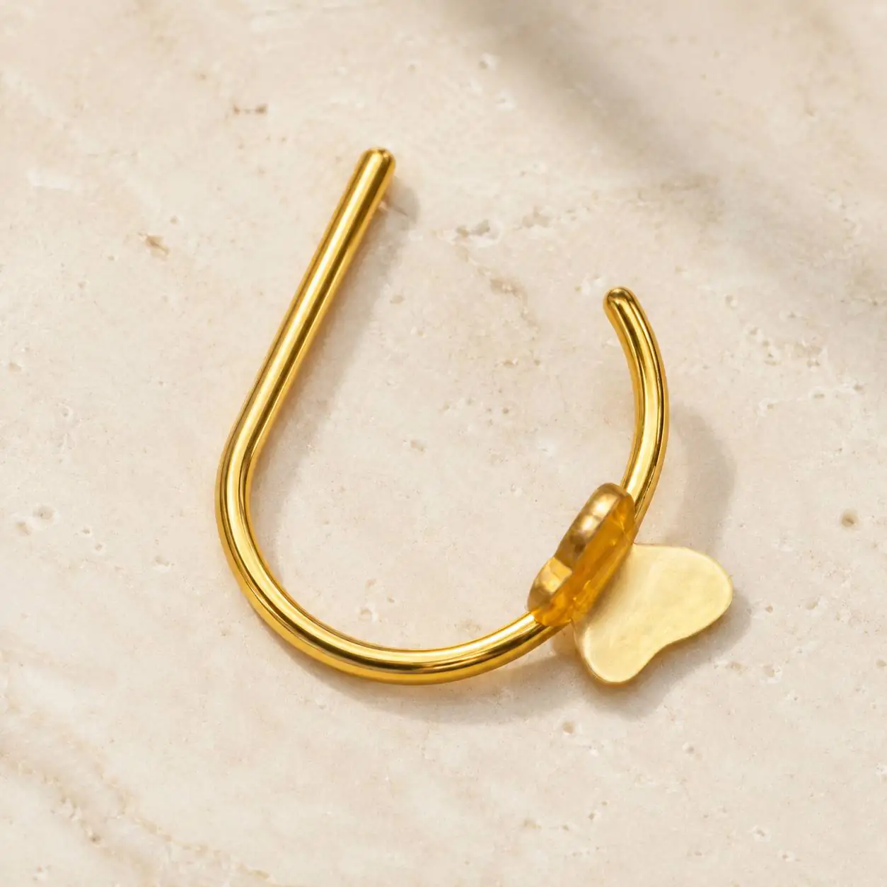 gold-non-piercing-lip-ring-butterfly پیرسینگ طلایی بدون سوراخ لب مدل پروانه از نمای محصول