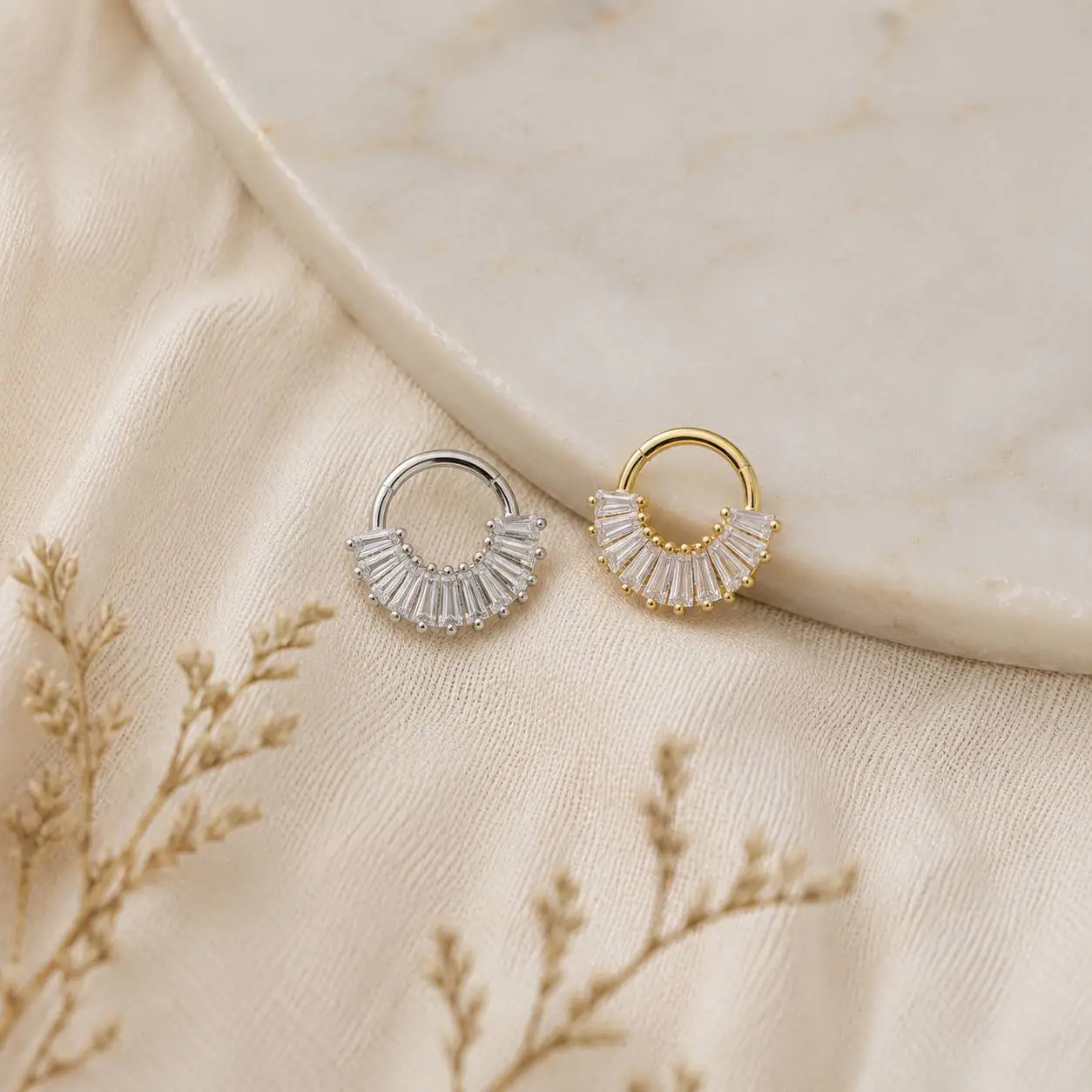 gold-silver-septum-piercing-gray-velvet پیرسینگ سپتوم نقرهای و طلایی روی پارچه مخمل کرمی
