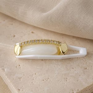 گریل تکدندان نگیندار طلایی با طراحی هلالی و ردیف نگینهای شفاف