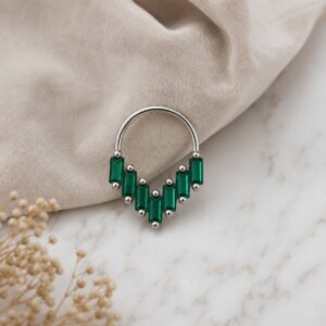 پیرسینگ سپتوم نگین دار سبز با بدنه نقره ای نمای نزدیک