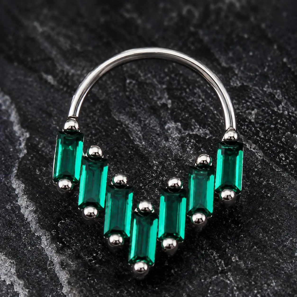 green-septum-piercing-marble-background پیرسینگ سپتوم سبز با طراحی خاص روی زمینه پارچه و سنگ مرمر