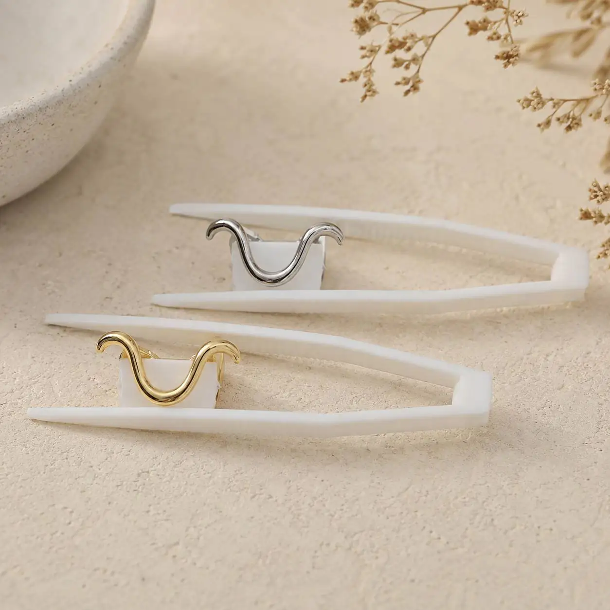 minimal-u-shape-tooth-piercing اکسسوری و نگین دندان مدل U شکل با طراحی موجی