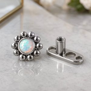 پیرسینگ میکرودرمال طرح گل با نگین اپال و حاشیه دانه‌ای نقره‌ای