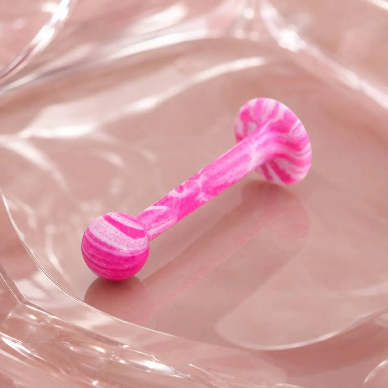 pink-candy-labret-lip-piercing-side-view نمای زاویهدار پیرسینگ لب صورتی سفید با گوی گرد و طرح ماربل