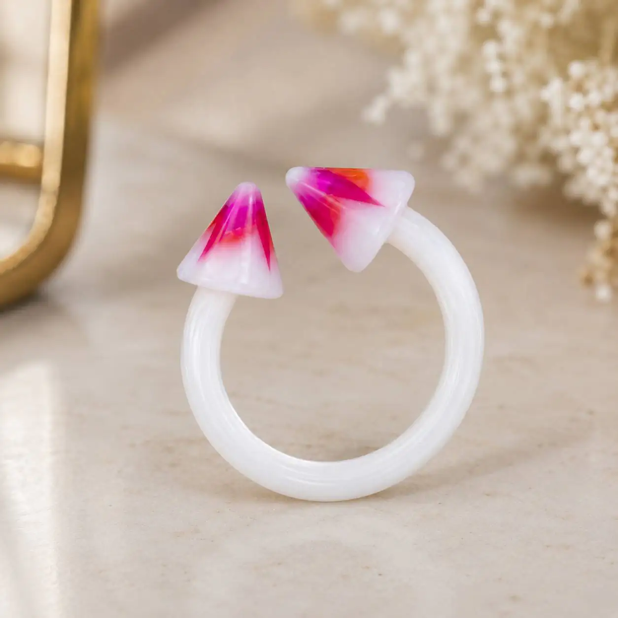 pink-spike-smiley-piercing-side-view پیرسینگ اسمایل حلقهای سیلیکونی با سرهای صورتی از زاویه جانبی