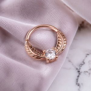 پیرسینگ سپتوم حلقه‌ای رزگلد با نگین شفاف و طرح بال نمای نزدیک