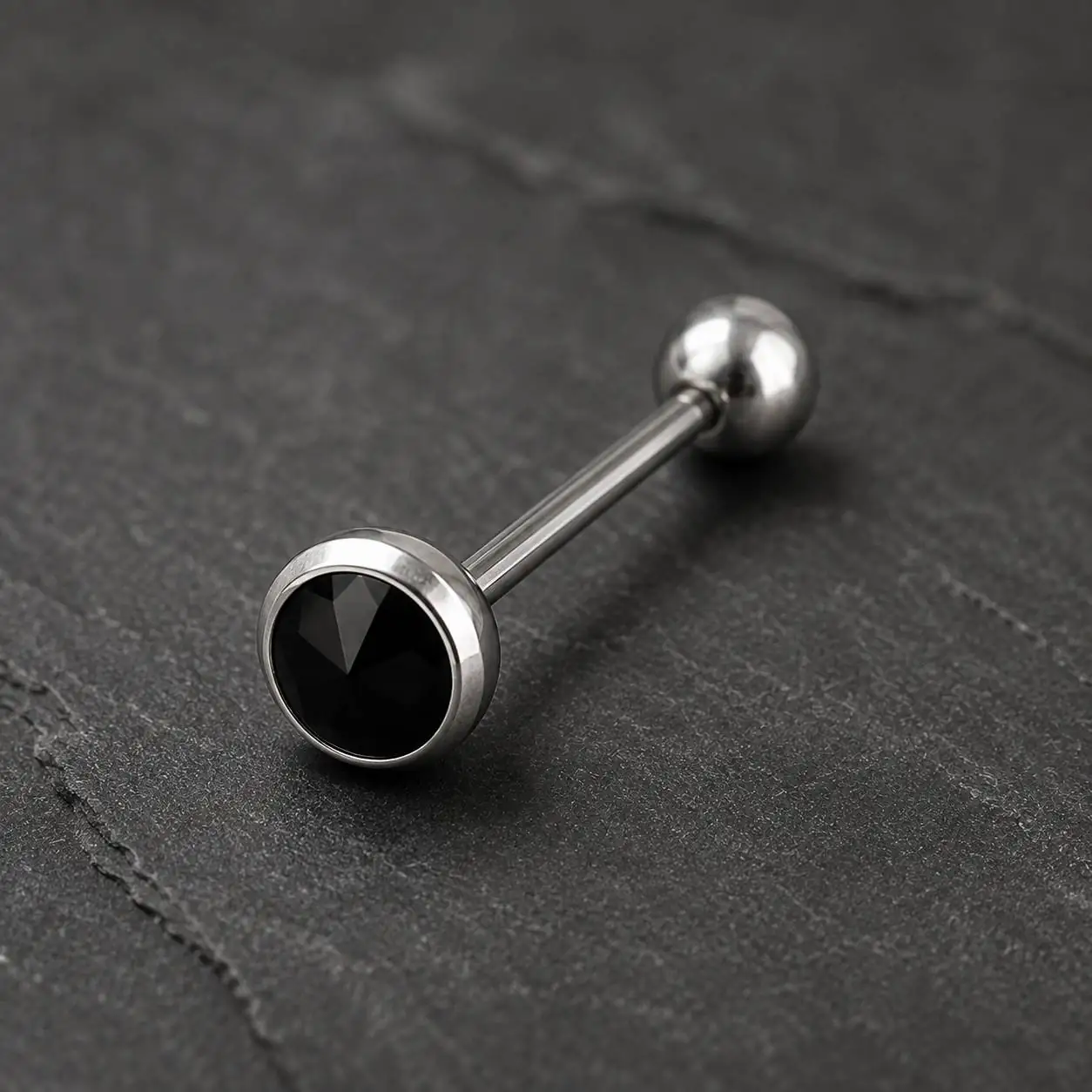 silver-black-cheek-piercing-side-view پیرسینگ مناسب چال لپ با نگین مشکی تراشخورده و گوی فلزی