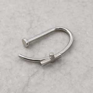پیرسینگ فیک لب نقره‌ای طرح صلیب با طراحی حلقه باز از نمای نزدیک