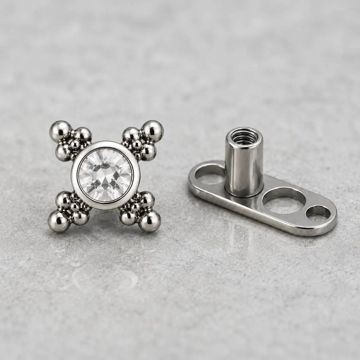 silver-crystal-microdermal-jewelry پیرسینگ درمال نقرهای با نگین شفاف مرکزی و خوشههای گویمانند