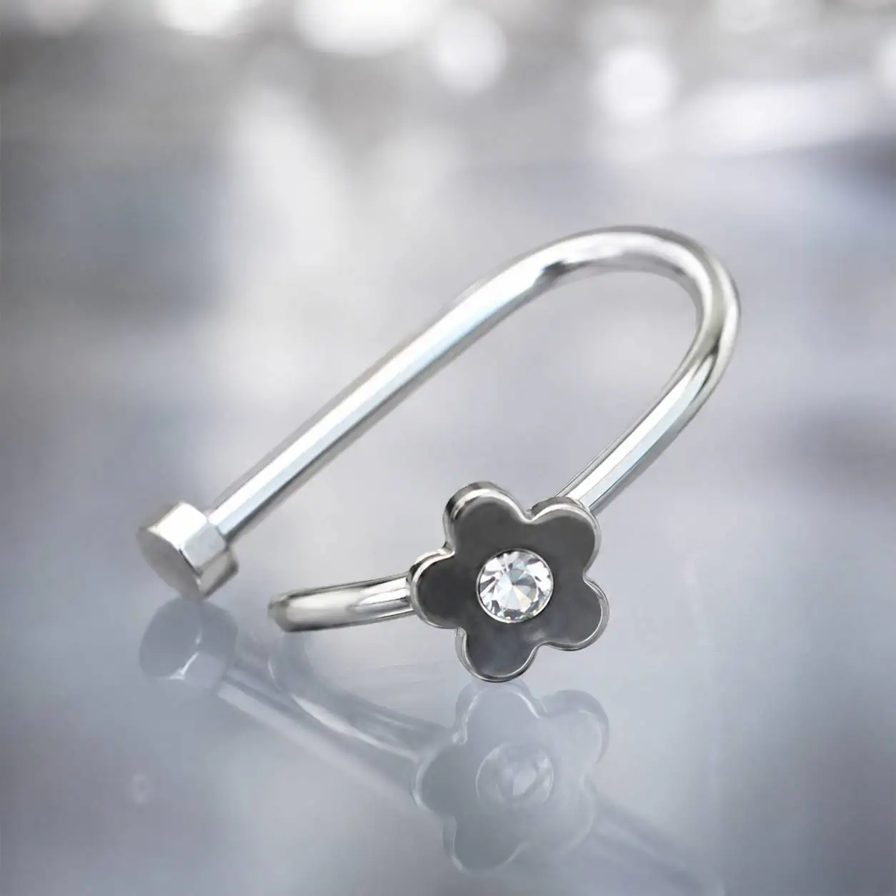 silver-fake-lip-cuff-flower-jewelry پیرسینگ فیک لب نقرهای مدل گل نگیندار روی پسزمینه روشن