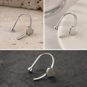 پیرسینگ فیک لب نقره‌ای مدل حلقه باز با پلاک تخت از نمای روبه‌رو