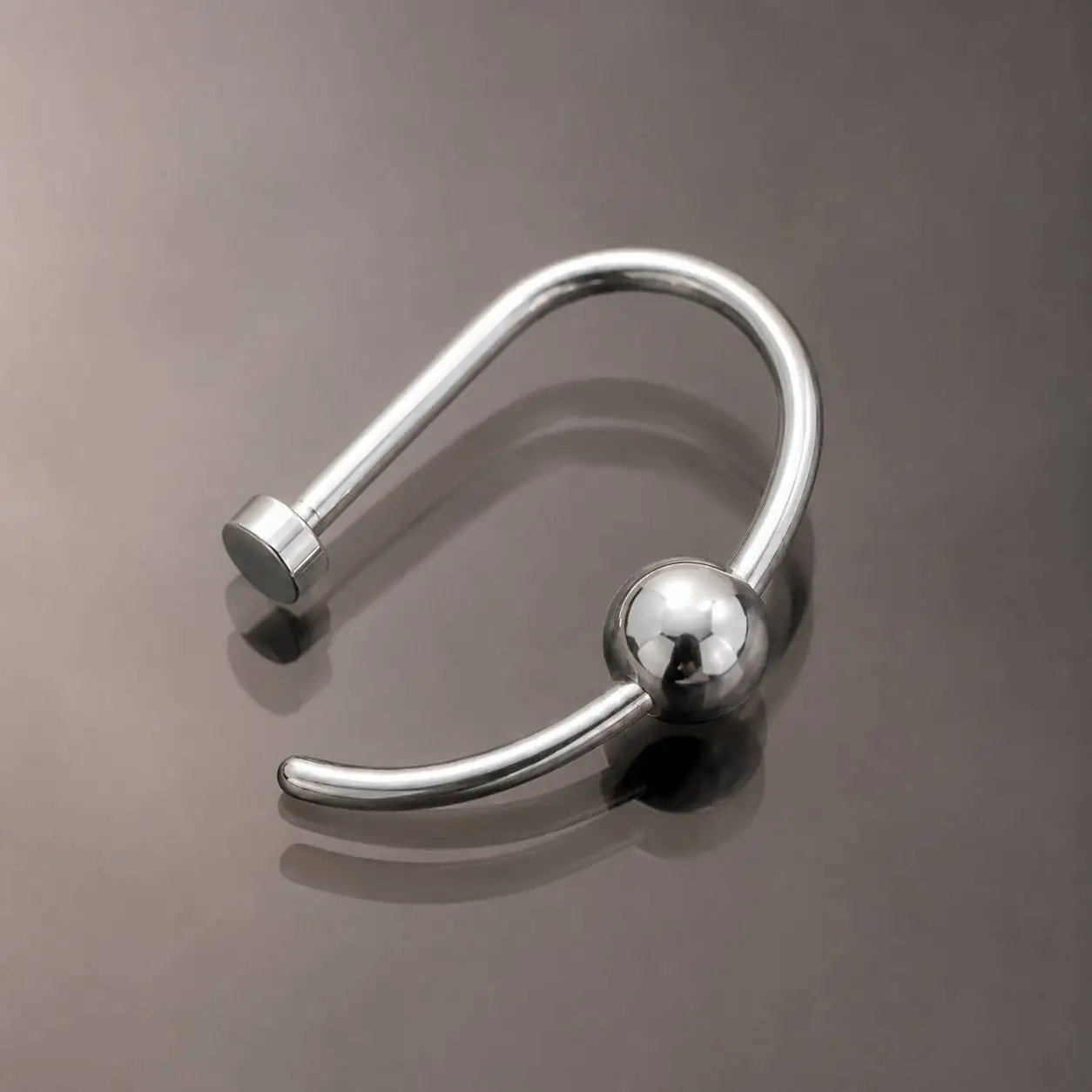 silver-fake-lip-ring-detail نمای نزدیک پیرسینگ فیک لب نقرهای با طراحی منحنی خاص