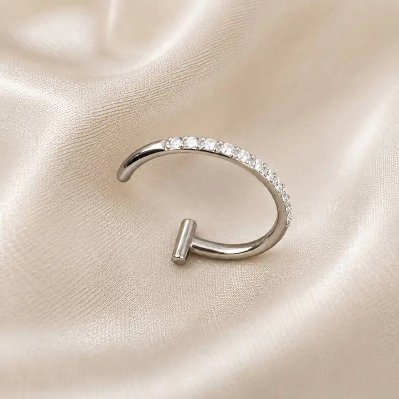 نمای نزدیک پیرسینگ فیک لب نقره‌ای با ردیف نگین روی حلقه