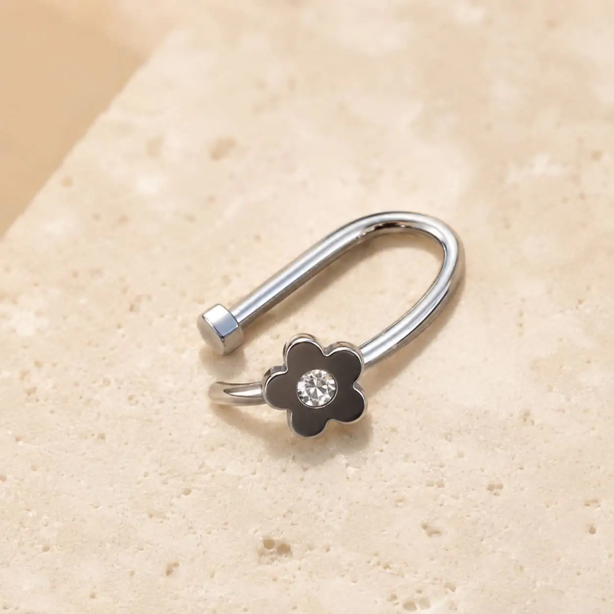 silver-flower-fake-lip-piercing-front پیرسینگ فیک لب نقرهای طرح گل نگیندار نمای نزدیک