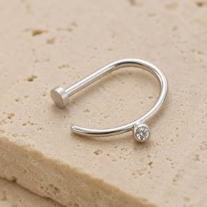 پیرسینگ فیک لب نقره‌ای نگین‌دار با طراحی حلقه باز