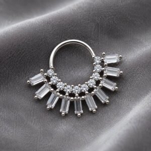 پیرسینگ سپتوم نقره‌ای نگین‌دار مدل خورشیدی روی پارچه نخی خاکستری