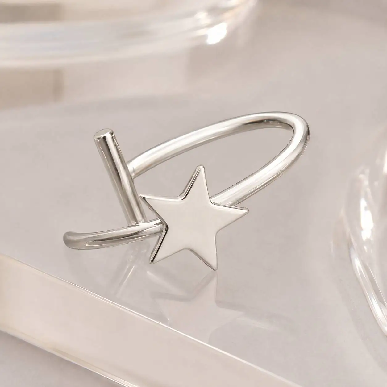silver-star-fake-lip-piercing-front-view پیرسینگ فیک لب نقرهای طرح ستاره با فرم حلقهای ظریف