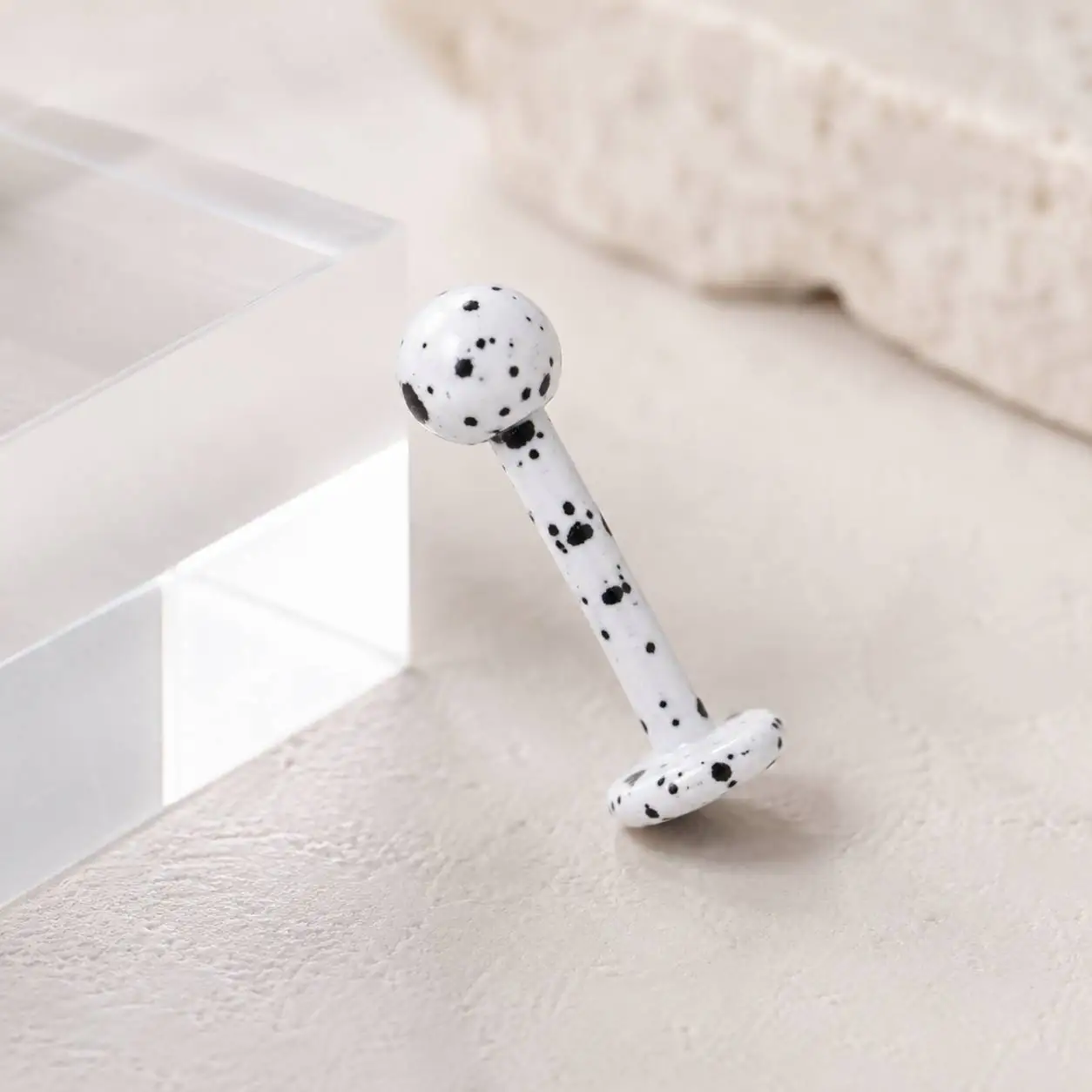 white-black-labret-piercing-product-photo پیرسینگ لبرت لب سفید و مشکی با طراحی اسپرت و مینیمال