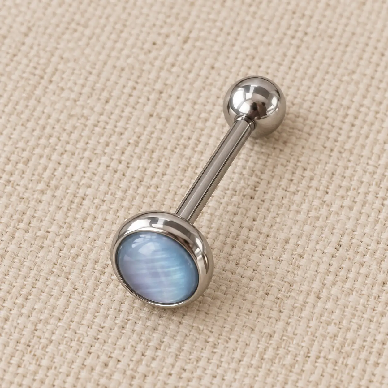 blue-stone-barbell-piercing-medium.webp پیرسینگ میلهای نقرهای با نگین آبی قابدار و گوی فلزی