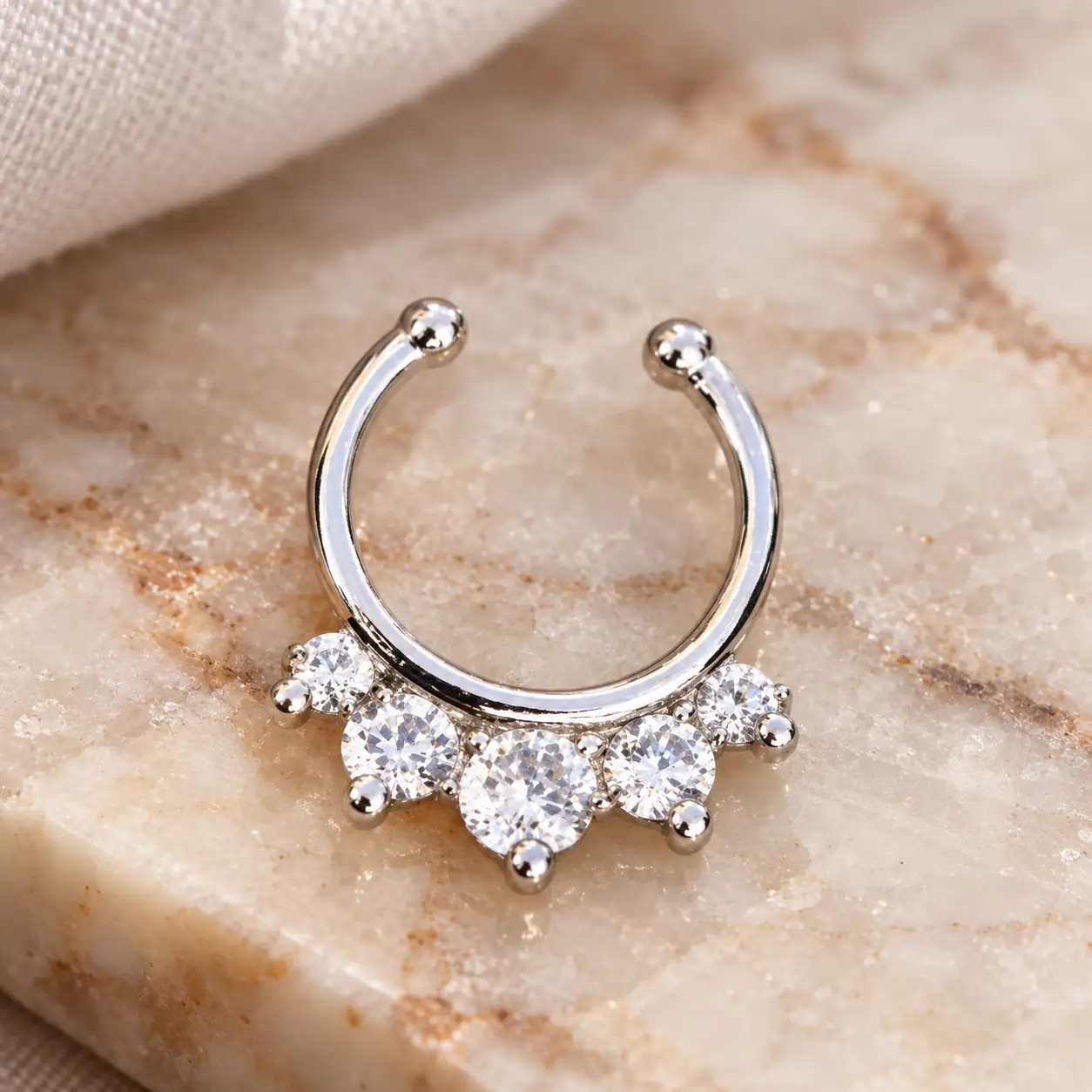 fake-septum-ring-crystal-crown-medium-view فیک سپتوم نقرهای با ردیف نگینهای شفاف نمای متوسط