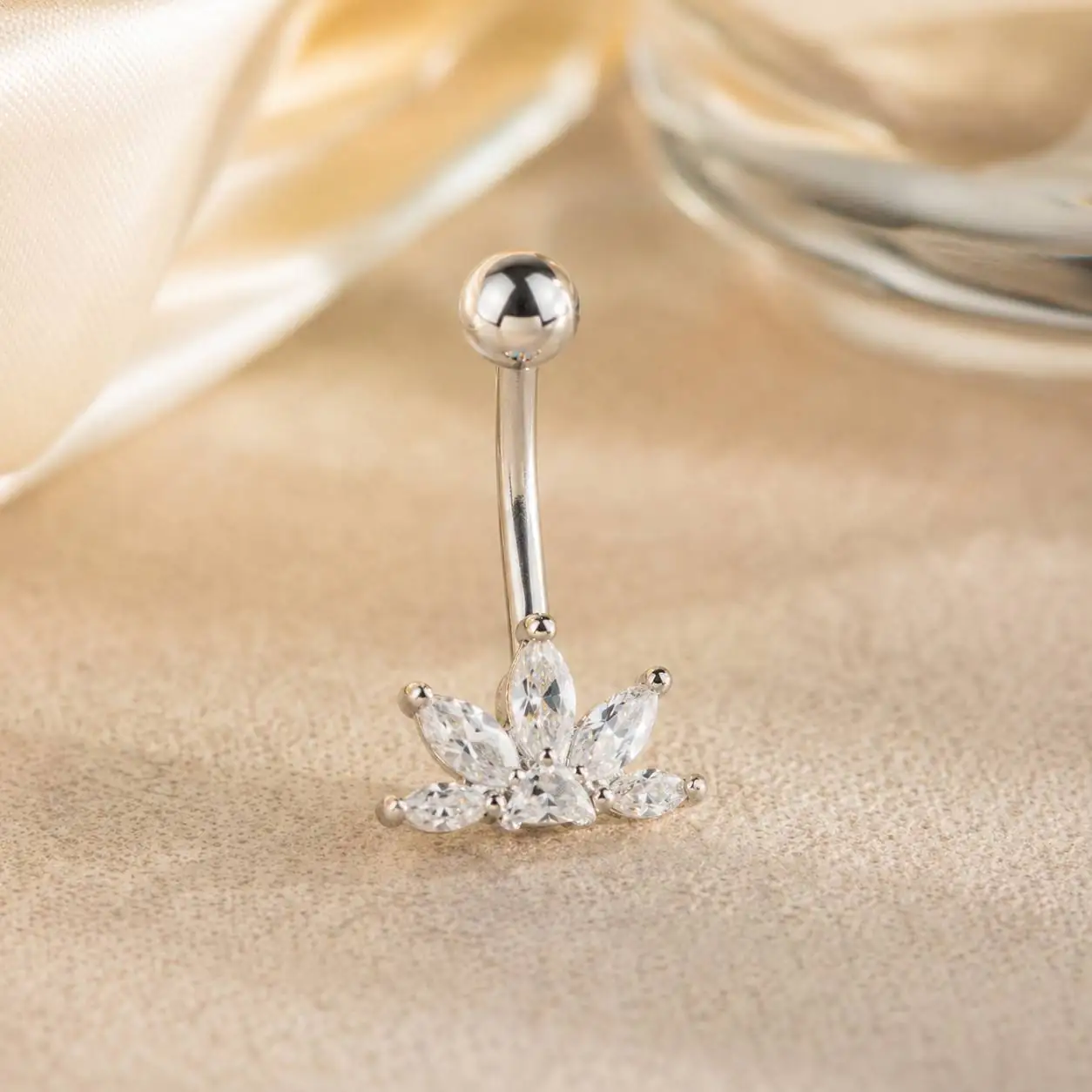otus-gem-belly-button-piercing-product-view پیرسینگ ناف نگیندار نقرهای طرح گل لوتوس از نمای روبهرو