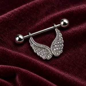 پیرسینگ نیپل نقره‌ای طرح بال فرشته نگین‌دار روی پارچه مخمل