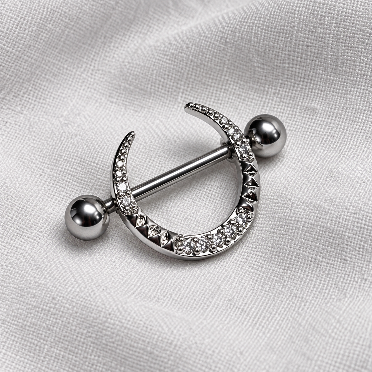 silver-crescent-nipple-barbell-jewelry پیرسینگ نیپل باربل با طراحی هلالی و گویهای فلزی براق