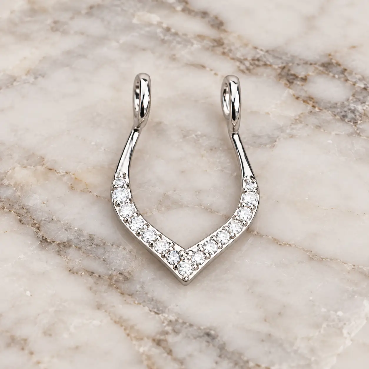 silver-crystal-fake-septum-piercing.webp پیرسینگ فیک بینی سپتوم V شکل با ردیف نگین شفاف