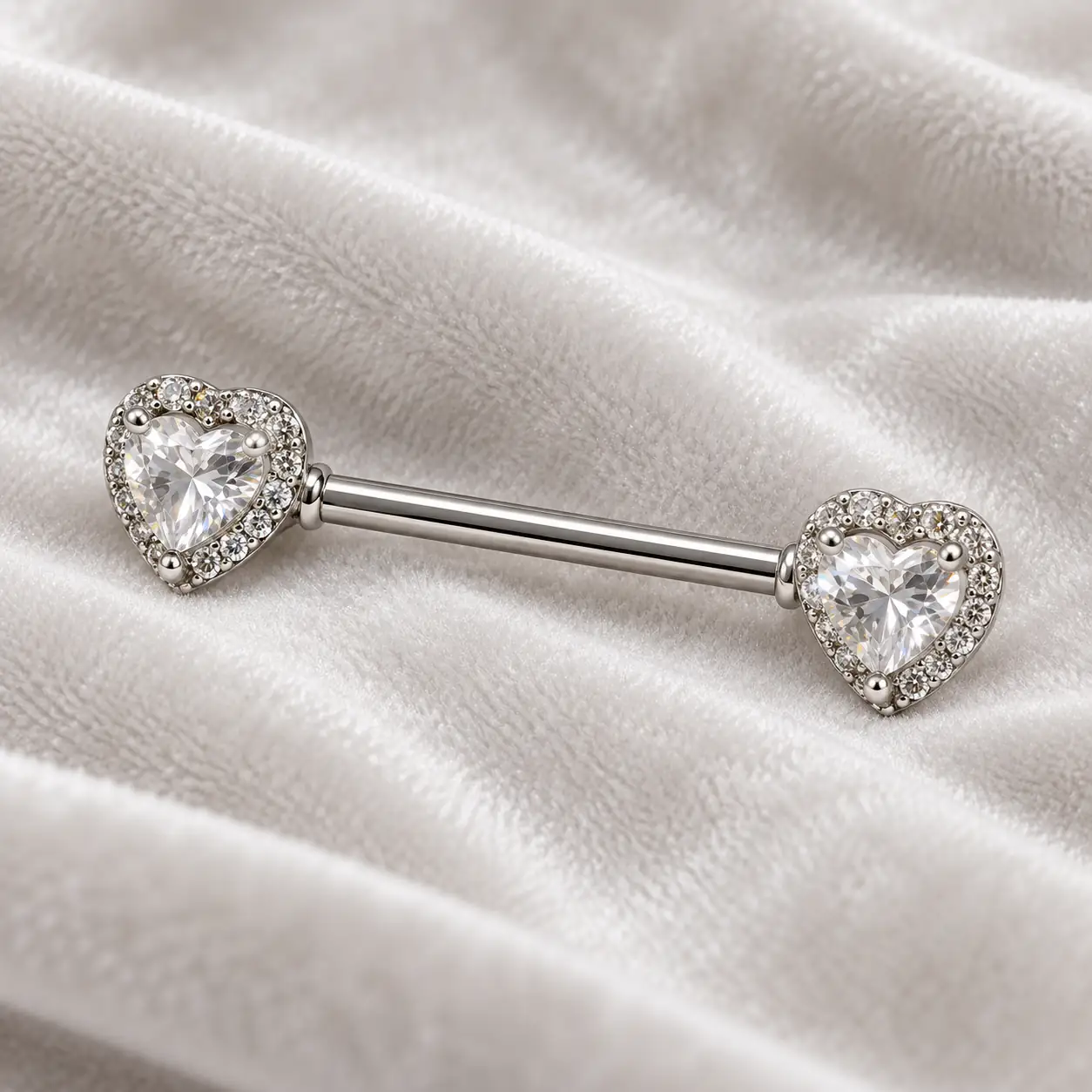 silver-heart-nipple-barbell-close.web پیرسینگ نیپل نقره ای طرح قلب نگین دار دوطرفه نمای نزدیک