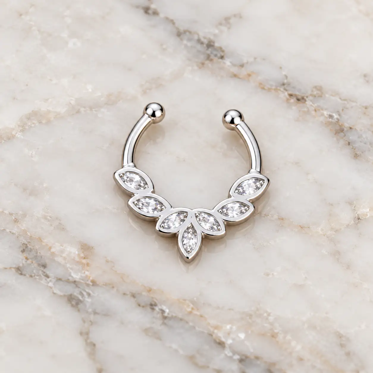silver-leaf-septum-marble.webp فیک سپتوم نقرهای نگیندار روی پسزمینه سنگ مرمر