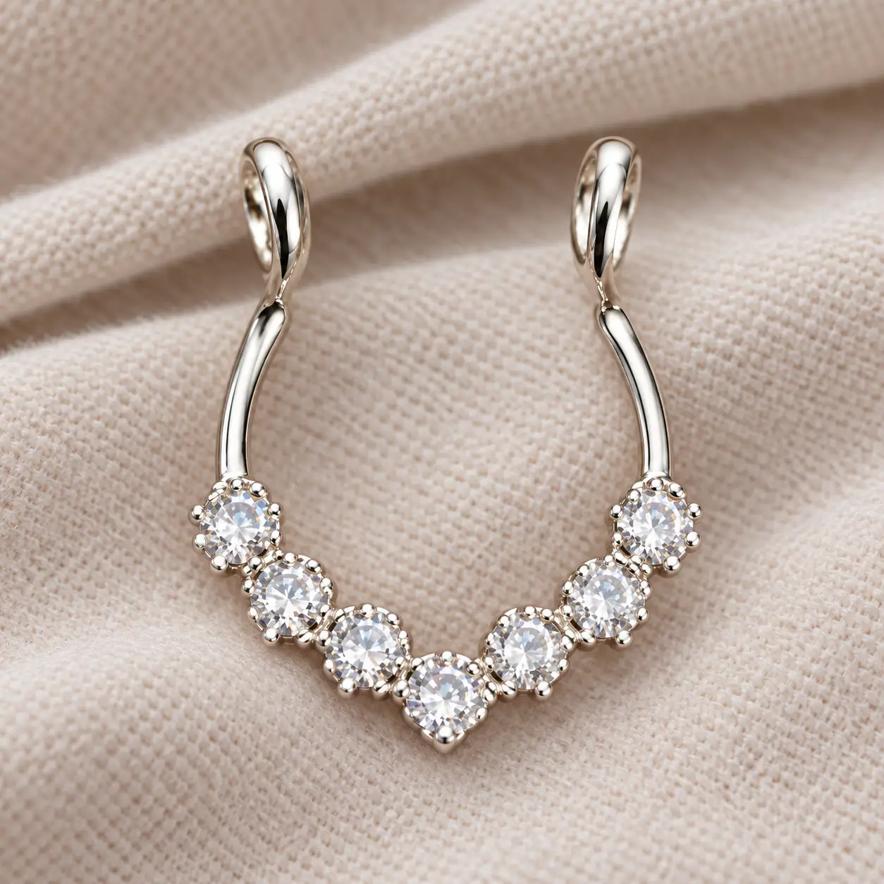 silver-v-gem-fake-septum-close-up.webp پیرسینگ فیک سپتوم نقرهای طرح V با نگینهای شفاف از نمای نزدیک
