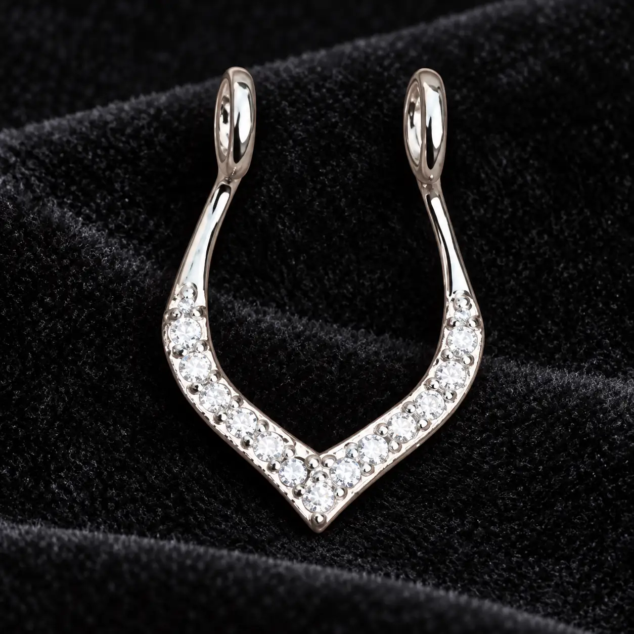 silver-v-rhinestone-fake-septum-close.webp پیرسینگ فیک سپتوم نقرهای مدل V با نگینهای شفاف