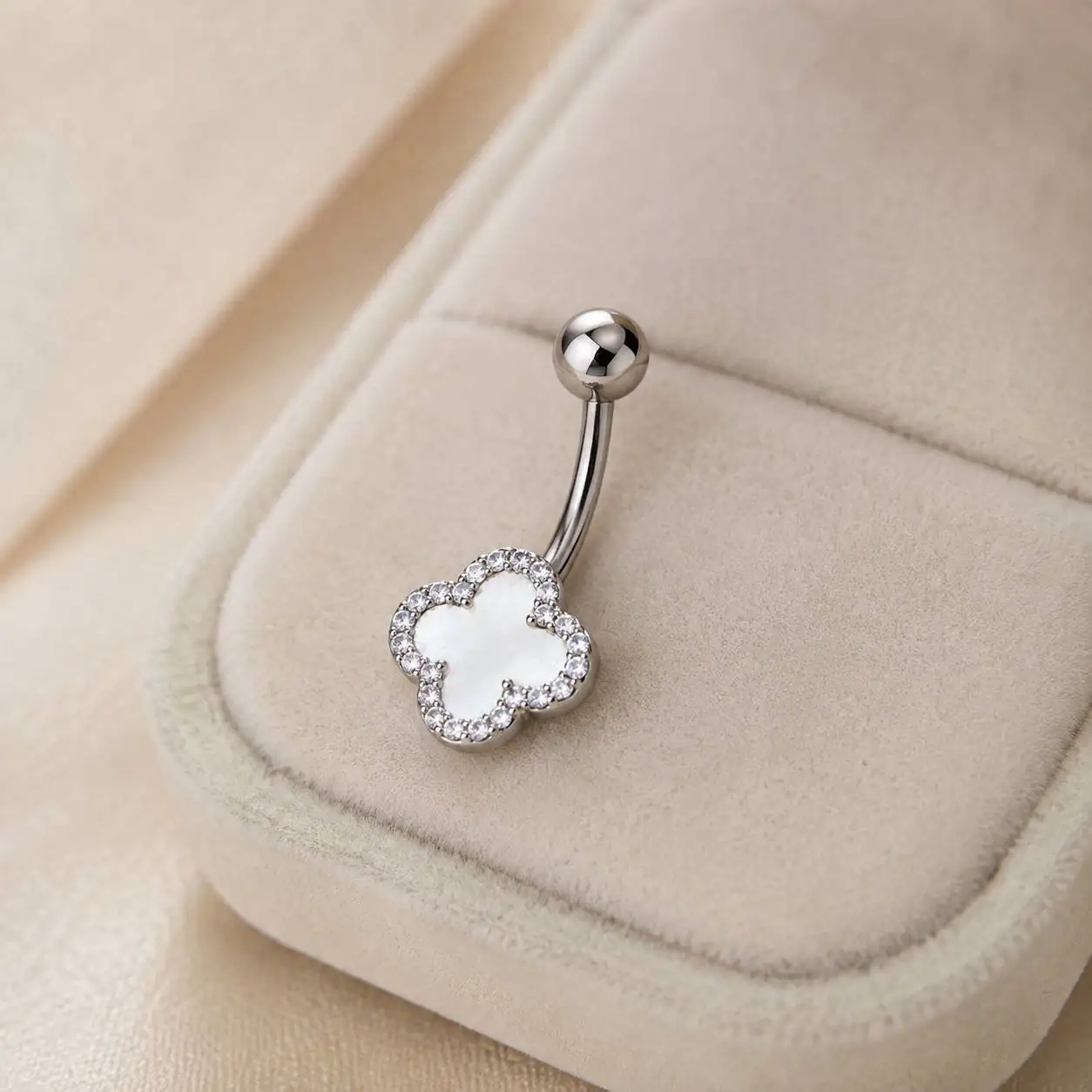 white-clover-belly-ring-velvet پیرسینگ ناف نگیندار طرح شبدر سفید روی پسزمینه پارچهای