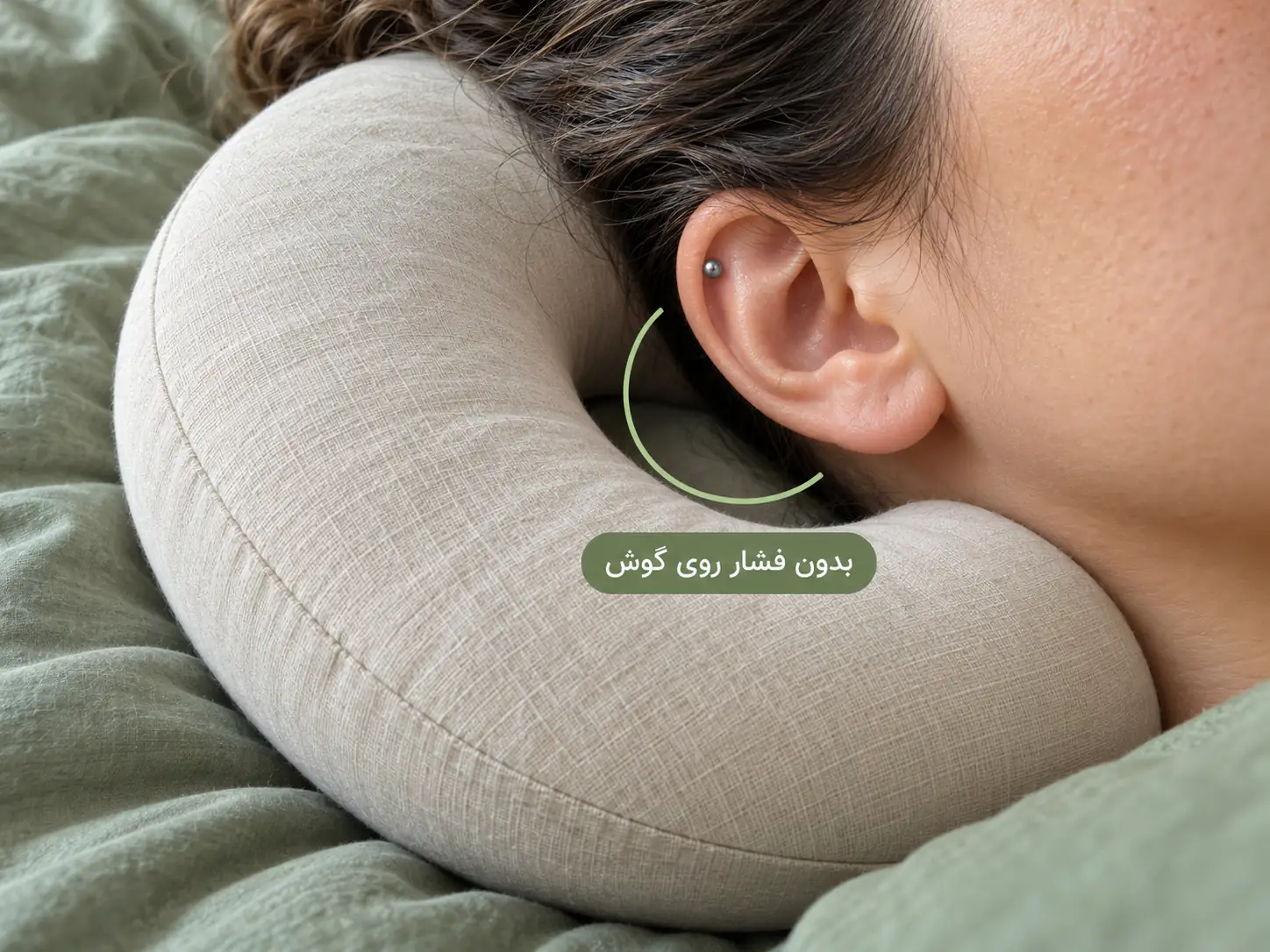 نمای نزدیک گوش در فضای خالی بالش حفره دار بدون تماس زیور با لبه بالش